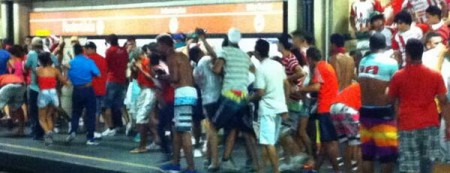 Chuva de pedras e ônibus lotados marcam pós-clássico na Arena Pernambuco